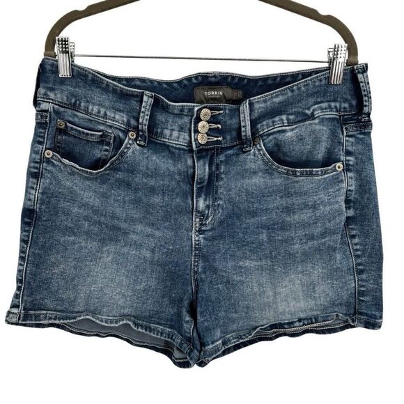 Torrid Lightwash 3 button Denim Shorts Size 16 - Picture 1 of 5
